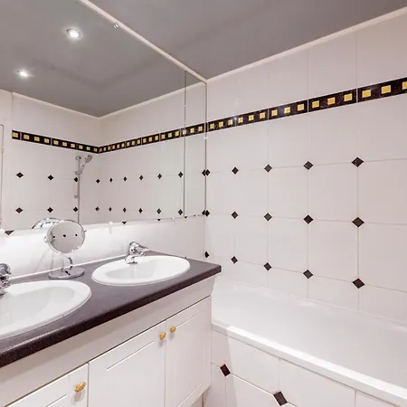 New - 3 Bedroom Flat With Eiffel Tower View * Париж