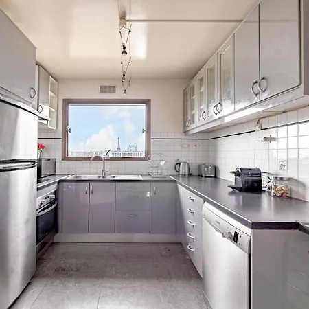 New - 3 Bedroom Flat With Eiffel Tower View Апартаменты *