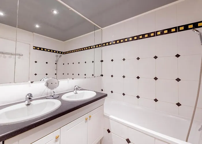 New - 3 Bedroom Flat With Eiffel Tower View * Parijs